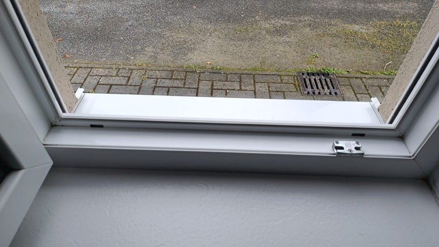 Sauberes Fenster mit gereinigtem Rahmen nach der Fensterreinigung