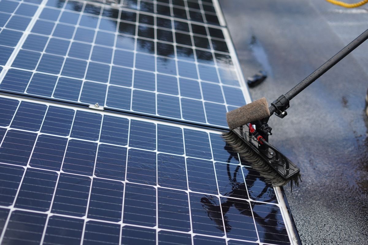Photovoltaik- & Solarreinigung durch Lionsclean — professioneller Einsatz