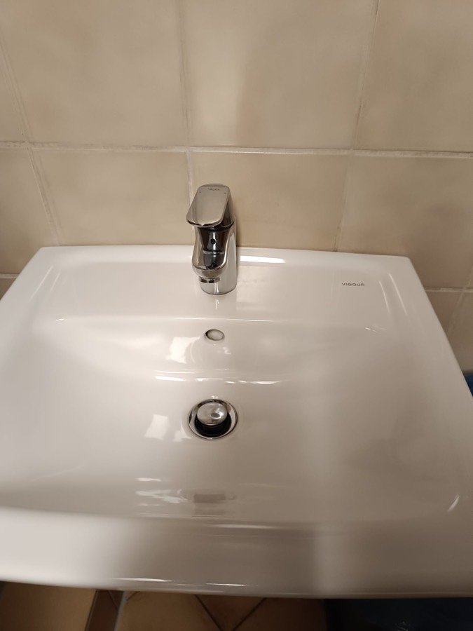 Glänzend sauberes Waschbecken nach der Sanitärreinigung