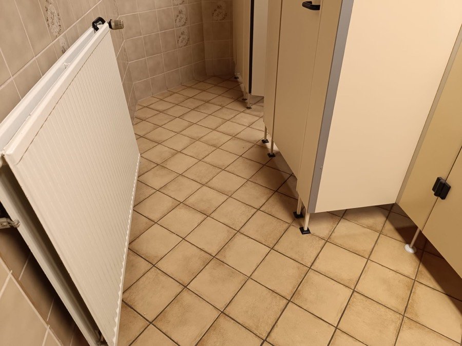 Gereinigter WC-Raum mit sauberem Fliesenboden